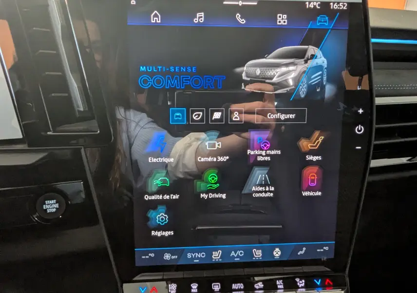 Écran tactile central du tableau de bord du Renault Austral gris schiste, affichant le mode Multi-Sense Comfort.