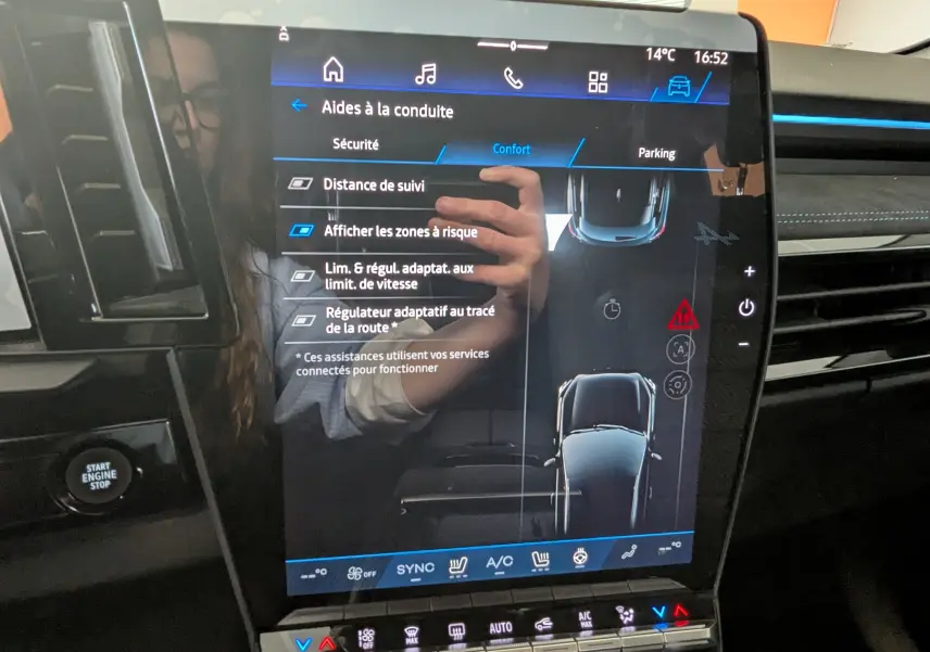 Écran tactile central du Renault Austral gris schiste montrant les aides à la conduite et la vue 360° intérieure.