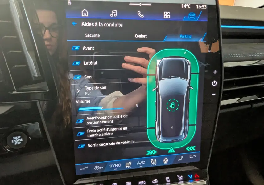 Écran tactile intérieur du Renault Austral E-Tech 200 gris schiste montrant les aides au parking avec vue 360° du véhicule.