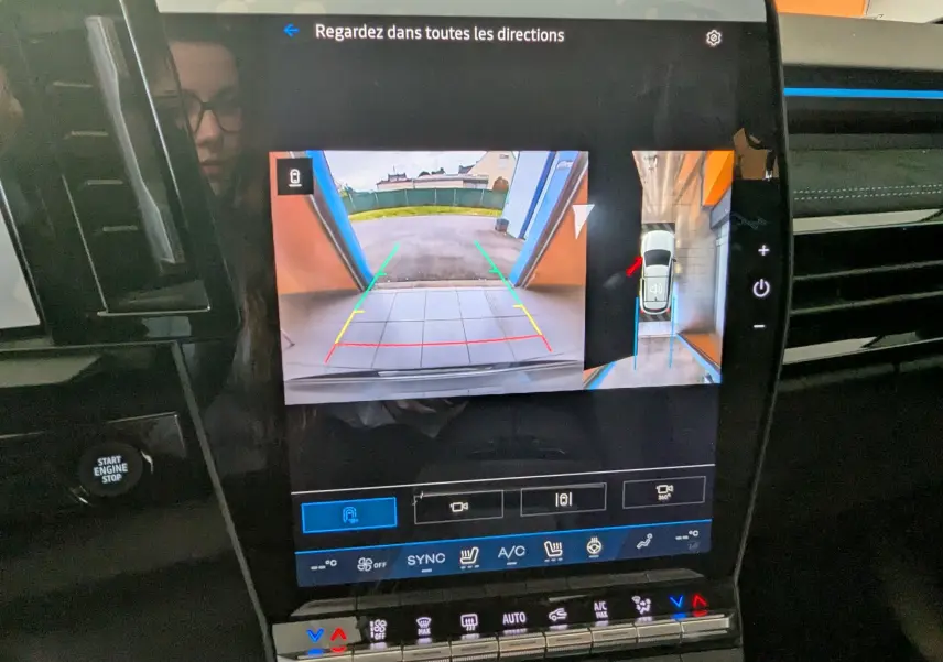 Écran central montrant la caméra de recul et vue 360° du Renault Austral gris schiste, intérieur avec commandes tactiles.