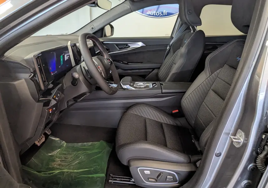 Vue intérieure côté conducteur du Renault Austral gris schiste, avec sièges sport en tissu carbone et tableau de bord numérique.