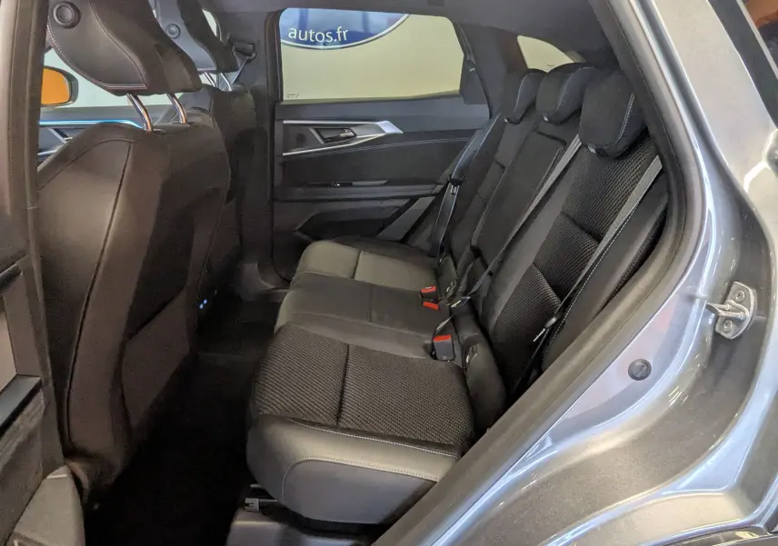 Vue côté droit des sièges arrière noirs en tissu et cuir du Renault Austral E-Tech 200 Esprit Alpine gris schiste.