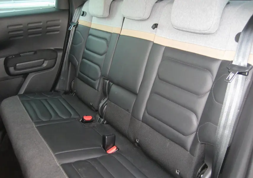 Vue latérale des sièges arrière en cuir noir et tissu gris clair du Citroën C3 Aircross II 2022 finition Shine Pack.