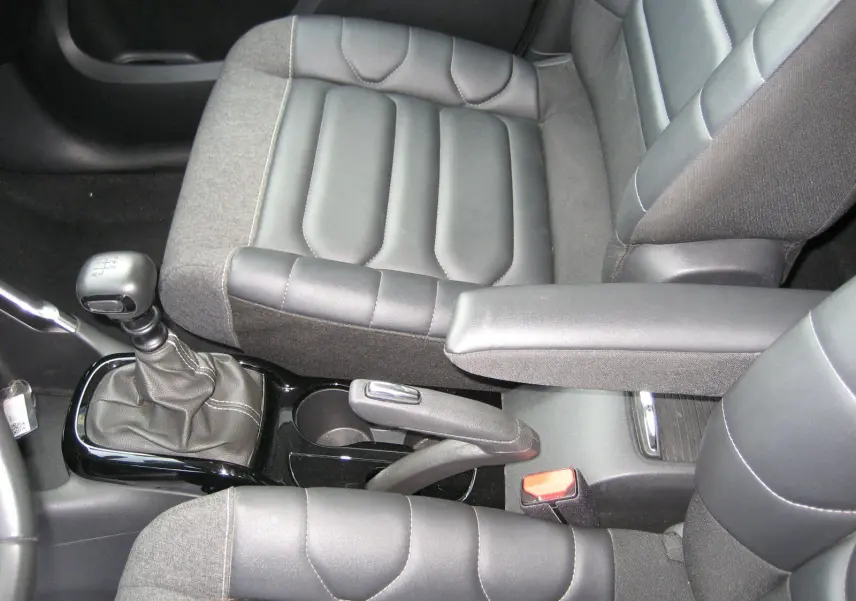 Vue rapprochée de l'intérieur du Citroën C3 Aircross 2022 montrant les sièges bi-matière gris et le levier de vitesse manuel.