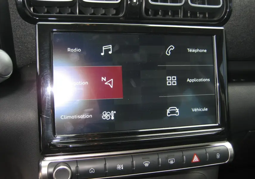Écran tactile central affichant le menu multimédia du Citroën C3 Aircross 2022, intérieur noir moderne.