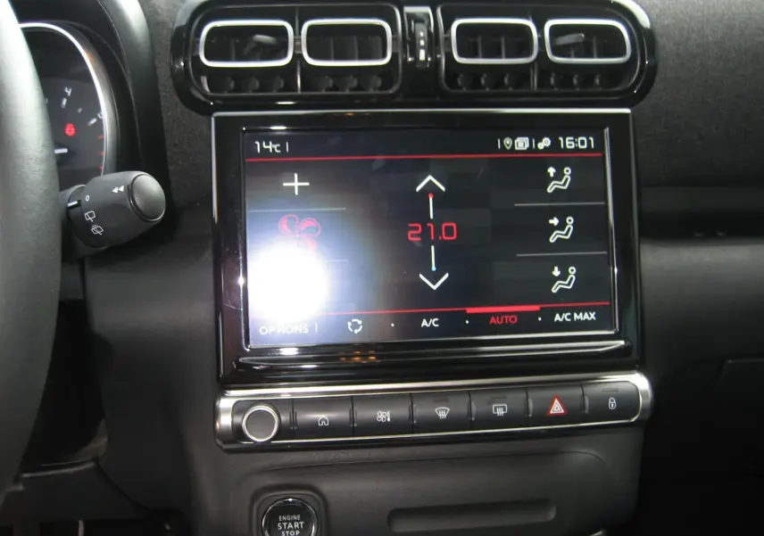 Vue rapprochée de l'écran tactile central et des commandes de climatisation du Citroën C3 Aircross gris platinium 2022.