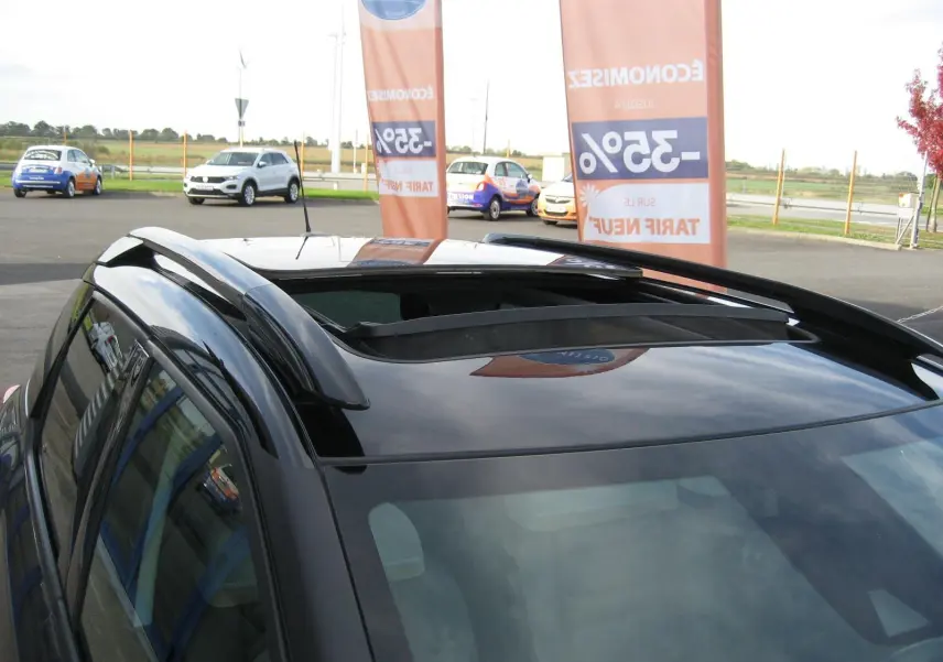 Toit ouvrant panoramique ouvert sur le dessus d'un Citroën C3 Aircross gris platinium vu en léger contre-plongée.