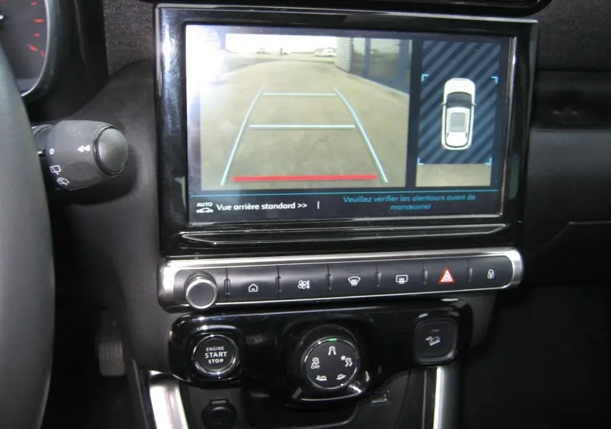 Vue rapprochée de l'écran tactile central du Citroën C3 Aircross gris platinium montrant la caméra de recul et les commandes.