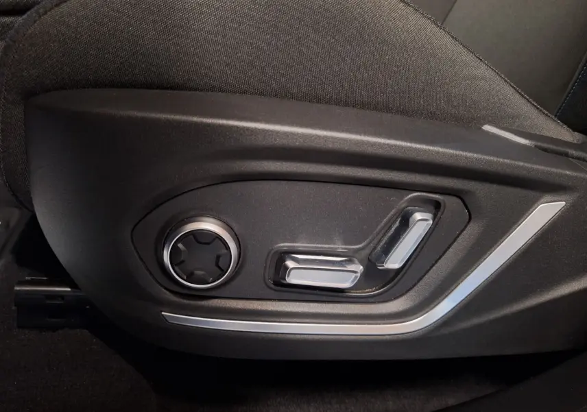 Gros plan sur les commandes électriques de réglage du siège côté gauche d'un LYNK & CO 01 noir, version 2023.