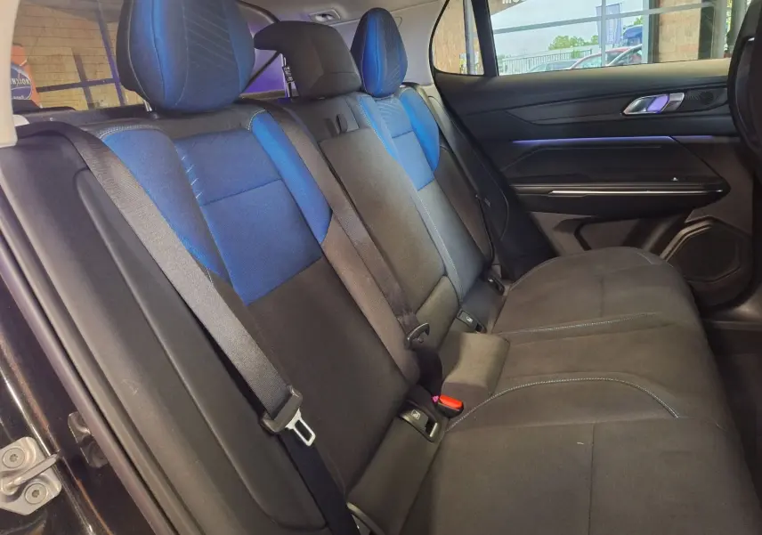 Vue intérieure côté droit des sièges arrière en tissu noir et bleu du LYNK & CO 01 hybride rechargeable 2023.