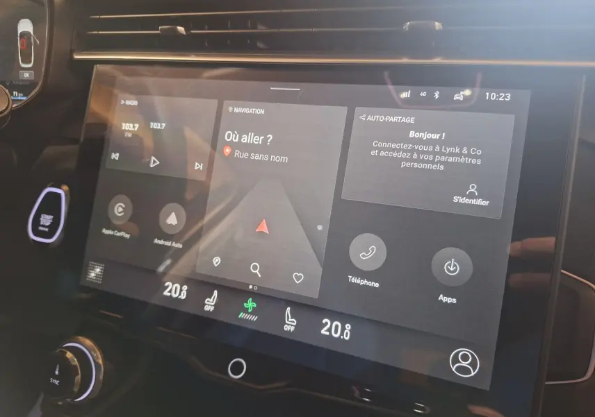Écran tactile central du tableau de bord du Lynk & Co 01 noir, affichant navigation et commandes climatisation.