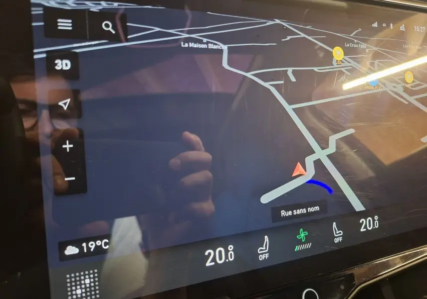 Écran tactile du système de navigation du Lynk & Co 01 hybride rechargeable, affichant une carte et la température intérieure à 20°C.