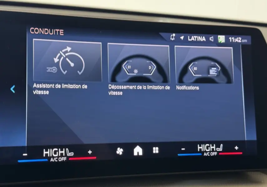 Écran tactile intérieur affichant l’aide à la conduite sur BMW X1 gris foncé, vue du tableau de bord central.