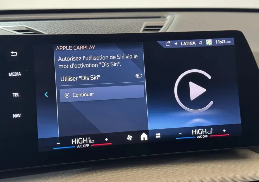 Écran tactile central du BMW X1 2024 affichant la configuration Apple CarPlay et commandes climatisation.