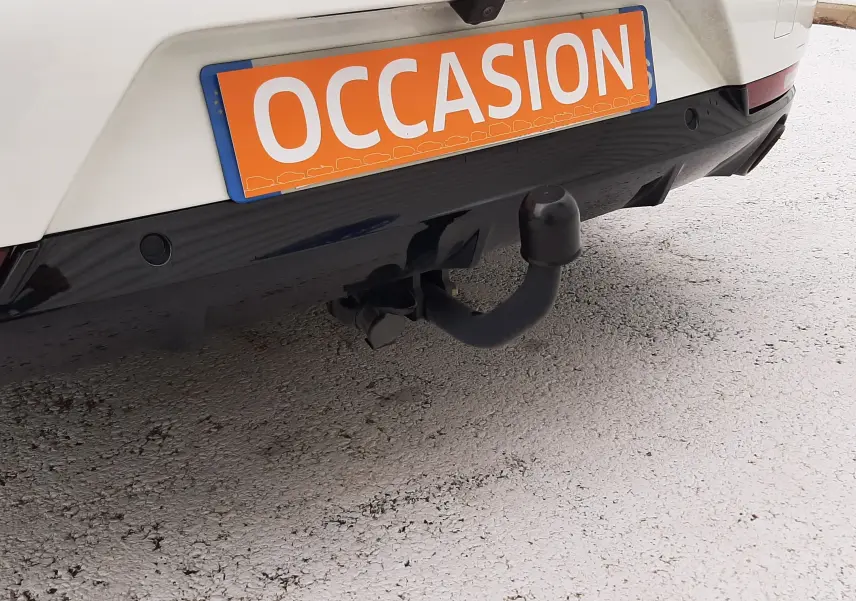 Vue rapprochée de l'arrière blanc d'une Peugeot 508 PureTech 2019 avec attelage et plaque "OCCASION" orange.