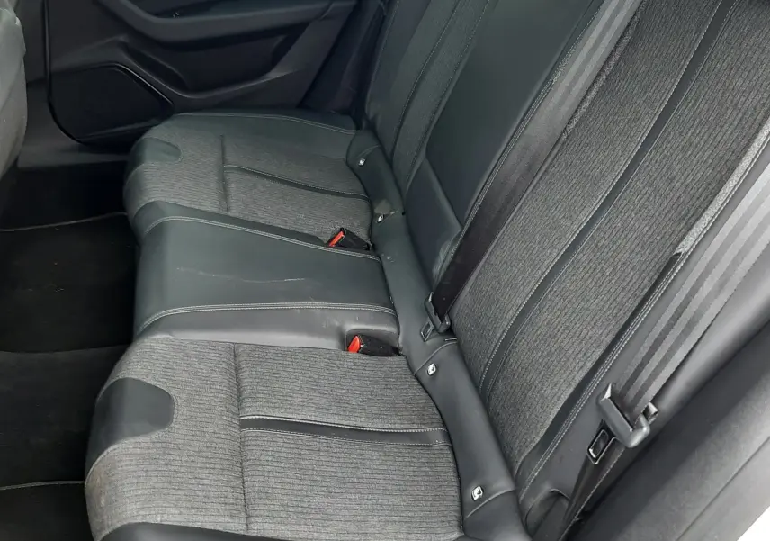 Vue intérieure côté droit des sièges arrière gris tissu et cuir d'une Peugeot 508 blanche de 2019.