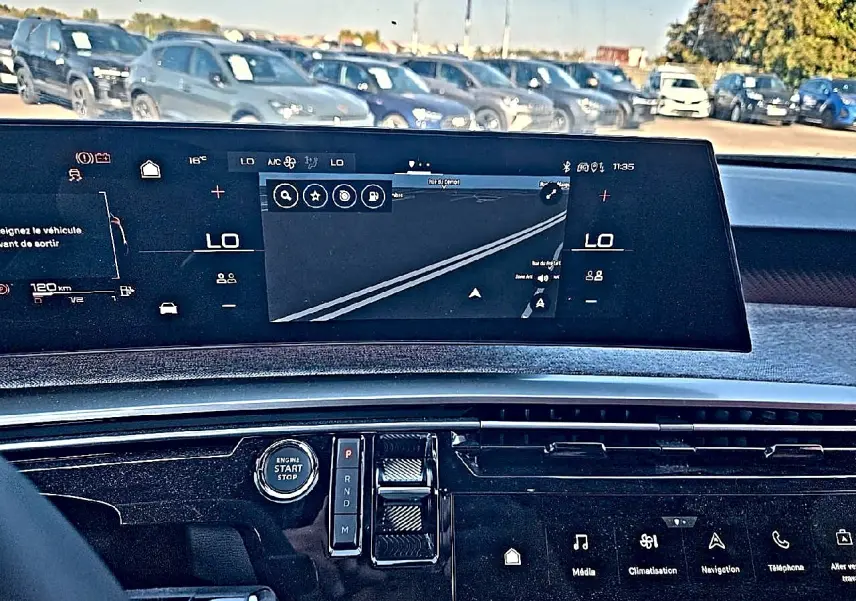 Vue intérieure du tableau de bord du Peugeot 5008 Hybrid blanc 2025 avec écran tactile et affichage numérique large.