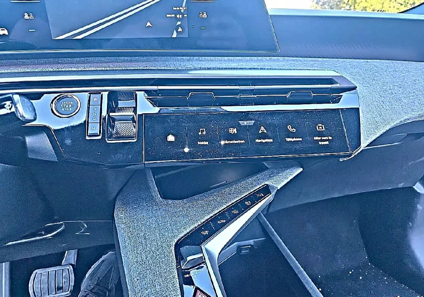 Vue intérieure du tableau de bord du Peugeot 5008 Hybrid blanc, avec écran tactile et commandes digitales intégrées.