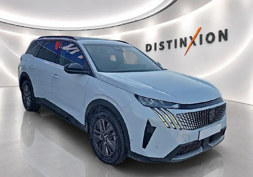 Peugeot 5008 Hybrid blanc vue 3/4 avant droit, avec calandre distinctive et jantes alliage foncé.