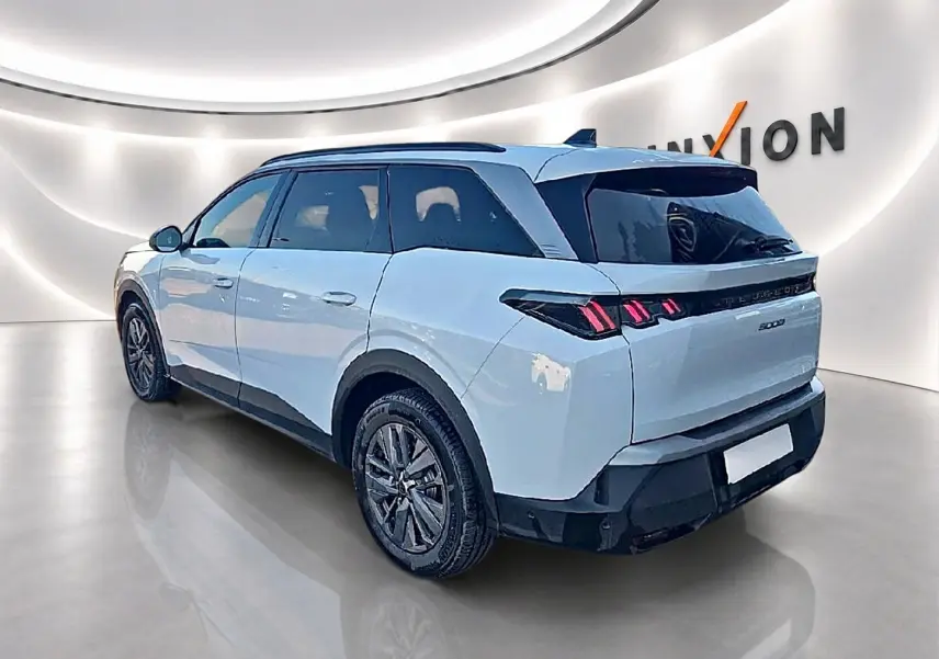 Peugeot 5008 blanc vue 3/4 arrière droit, avec feux arrière LED et jantes alliage foncé.