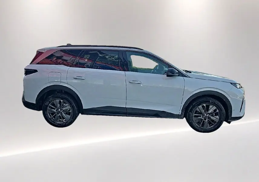 Profil droit du Peugeot 5008 Hybrid 145 allure e-dcs6 blanc avec toit noir et jantes alu foncées.