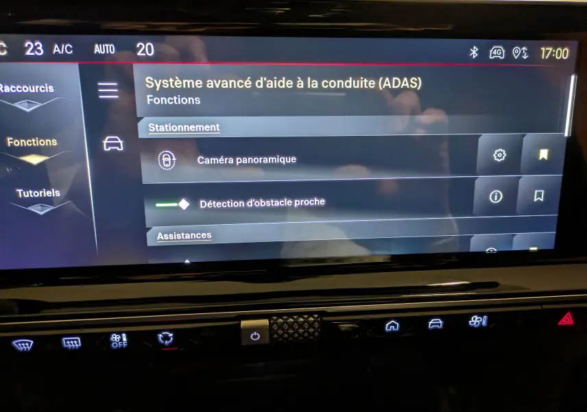 Écran tactile intérieur du DS7 BlueHDi 130 montrant les fonctions avancées d'aide à la conduite en mode nuit.