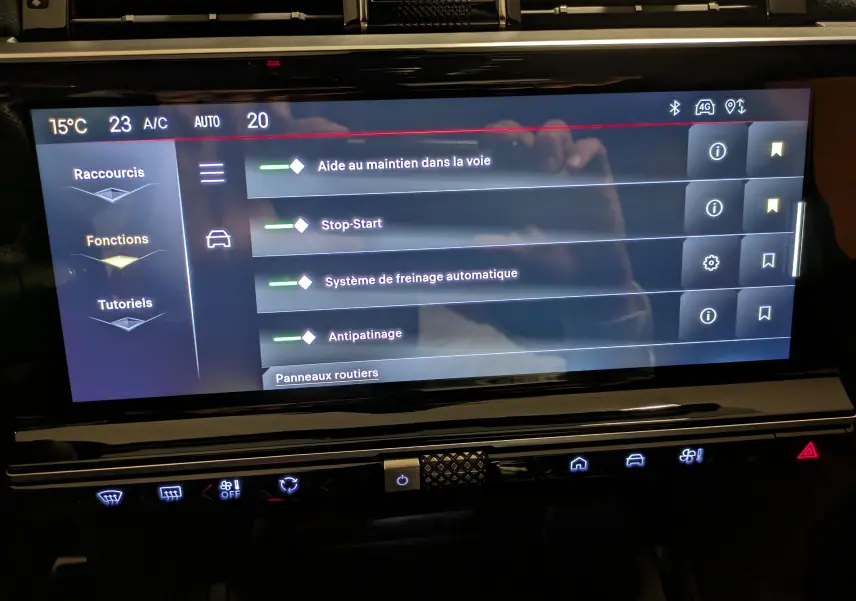 Écran tactile central du DS7 2023 affichant les options d’aide à la conduite et de sécurité dans un intérieur noir élégant