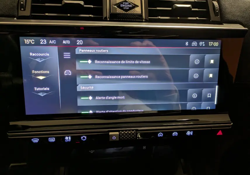 Vue rapprochée de l'écran tactile central du DS7 2023 affichant les options d'aide à la conduite et la climatisation.