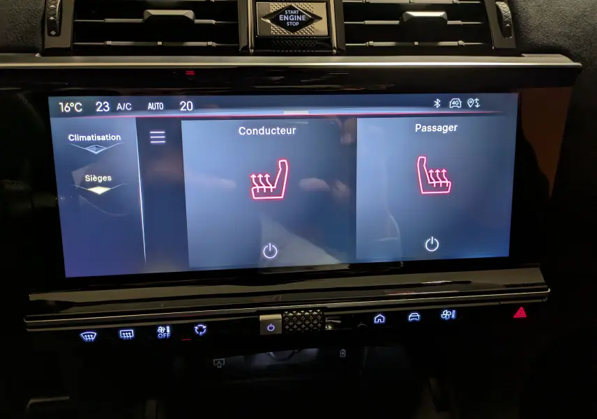 Écran tactile intérieur du DS7 2023 affichant les commandes de sièges chauffants conducteur et passager.