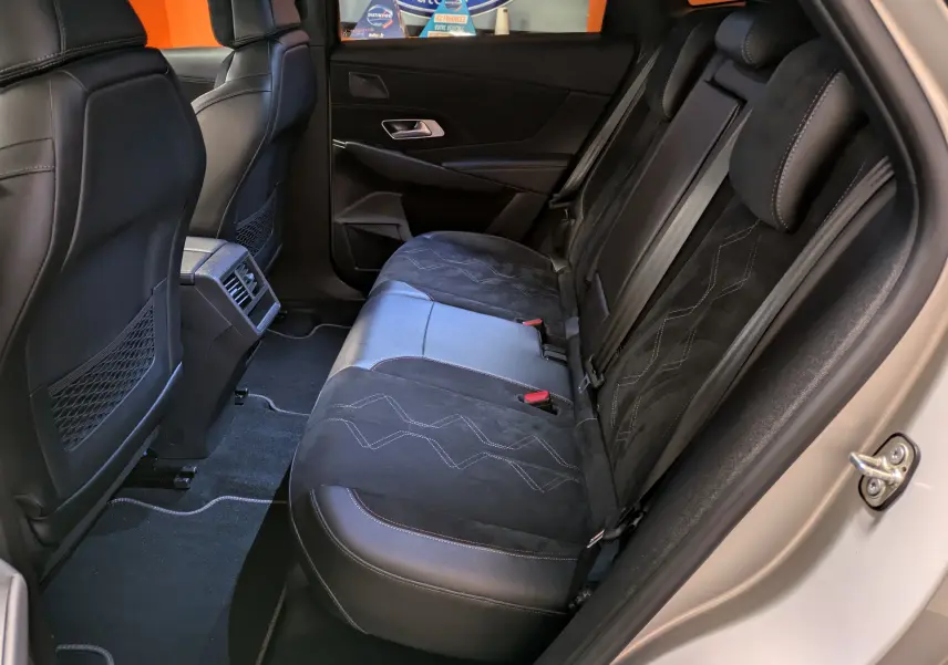 Vue latérale de l'arrière du DS7 2023 avec sièges arrière en Alcantara noir et garniture cuir contrastée.