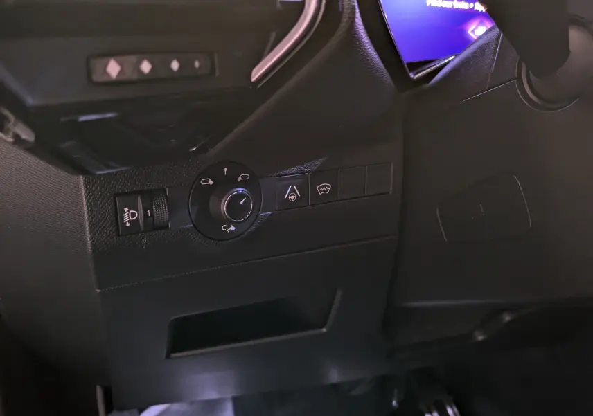 Détail du tableau de bord côté gauche du DS7 BlueHDi 130 2023 avec commandes d'éclairage et assistance à la conduite.