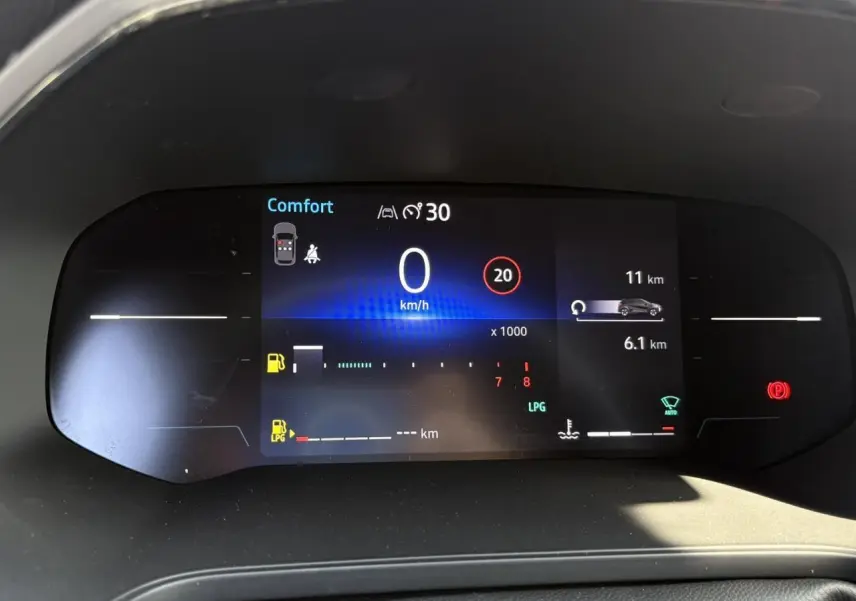 Affichage numérique du tableau de bord du Renault Captur ECO-G 100 Techno, indiquant 0 km/h et mode confort.