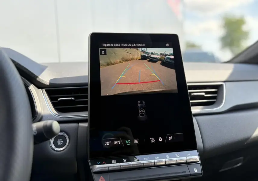 Écran central tactile affichant la caméra de recul dans l'habitacle du Renault Captur Noir Étoile, vue avant intérieure.