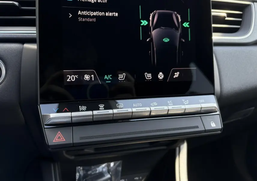 Détail de la console centrale du Renault Captur 2025 avec écran tactile et commandes climatisation en noir étoile