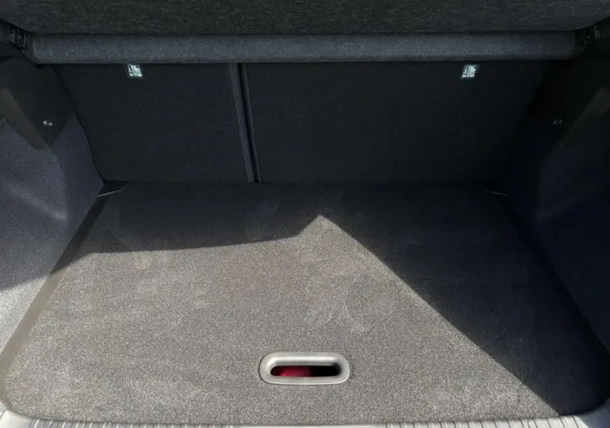 Coffre ouvert du Renault Captur Noir Étoile 2025, montrant le plancher de coffre mobile et l'espace de rangement.