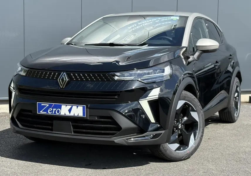Renault Captur Eco-G 100 Techno noir étoile, vue 3/4 avant droit avec jantes aluminium 18 pouces noires.