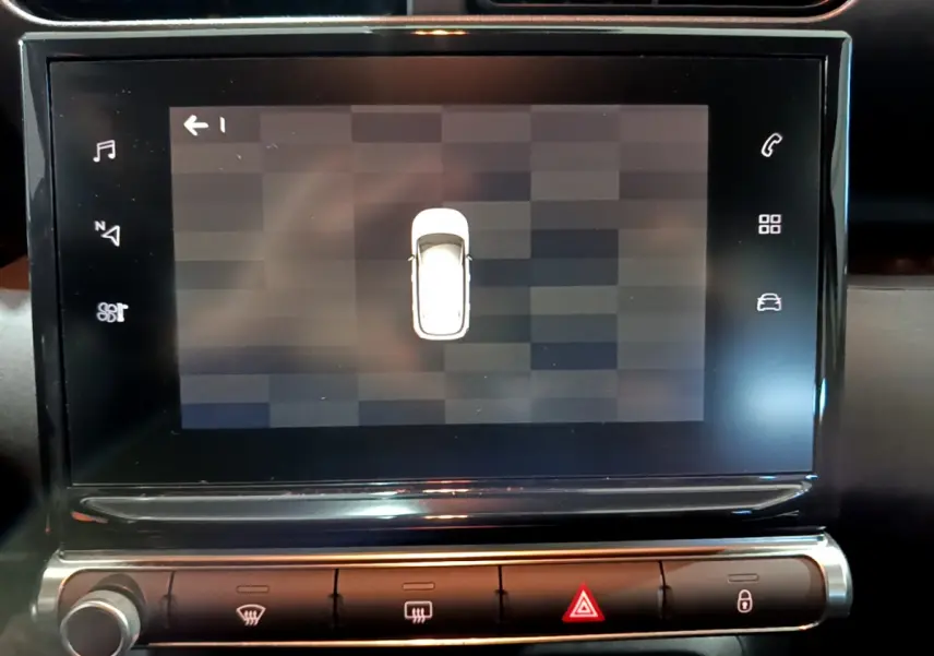 Écran tactile central affichant la vue de dessus du véhicule blanc Citroën C3 Aircross, avec commandes climatisation en dessous.