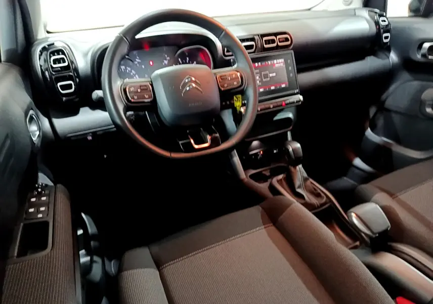 Intérieur noir du Citroën C3 Aircross 2019, vue côté conducteur sur tableau de bord et écran tactile central.