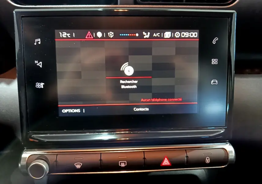 Écran tactile central du tableau de bord du Citroën C3 Aircross blanc, affichant la recherche Bluetooth.