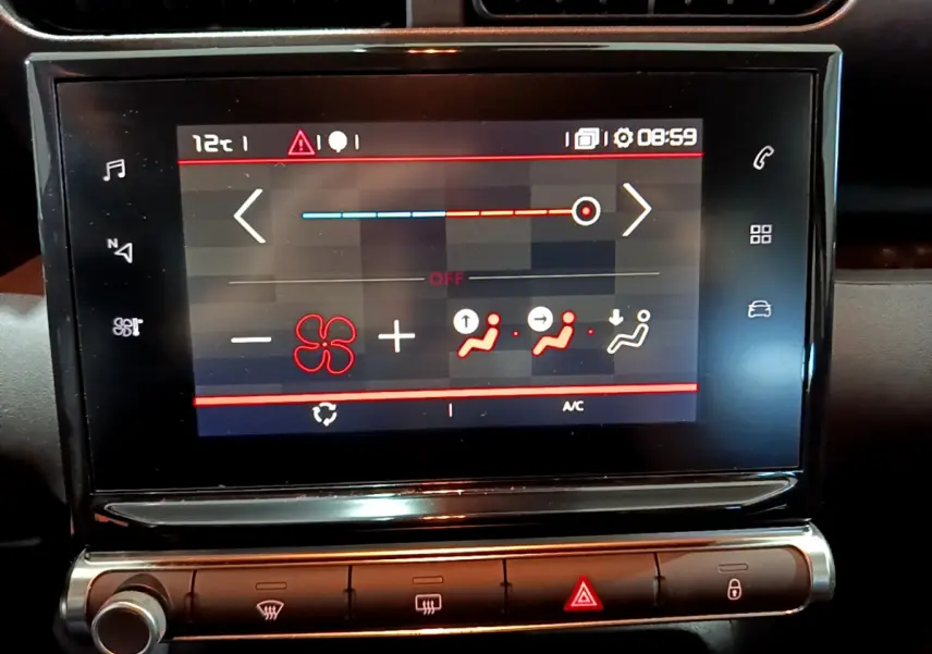 Écran tactile central du tableau de bord du Citroën C3 Aircross blanc, affichant les réglages de climatisation.