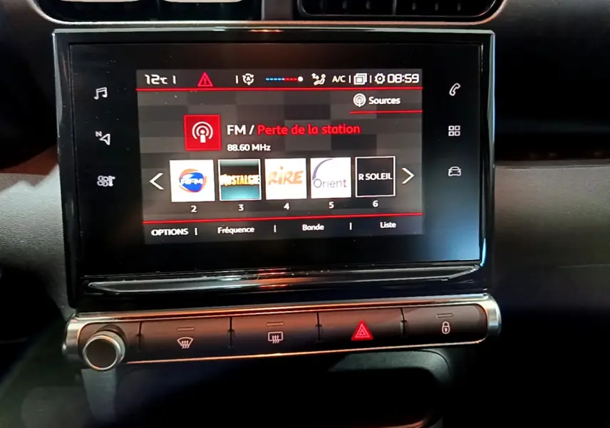 Écran tactile central allumé affichant la radio dans l'habitacle noir du Citroën C3 Aircross 2019.