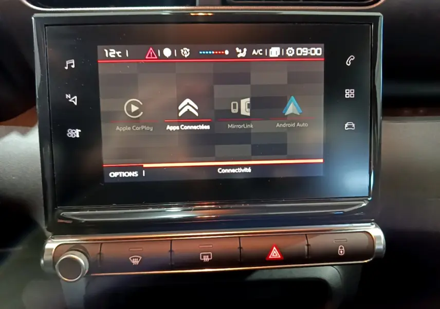 Écran tactile central du Citroën C3 Aircross blanc 2019 affichant les options Apple CarPlay et Android Auto.