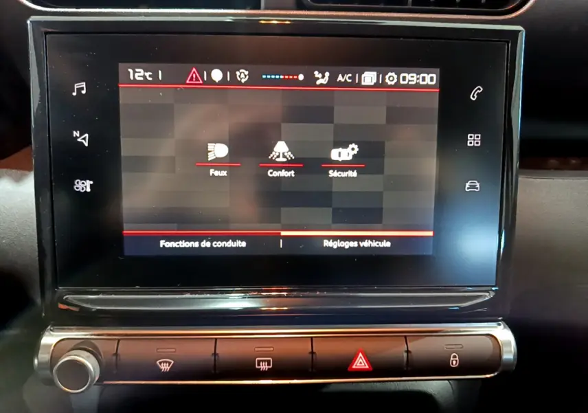 Écran tactile central du tableau de bord du Citroën C3 Aircross blanc, affichant les réglages véhicules.