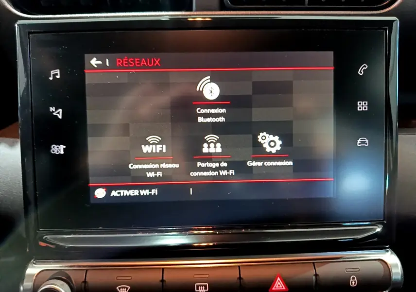 Écran tactile central du tableau de bord du Citroën C3 Aircross blanc, affichant les options de connexion Wi-Fi et Bluetooth.