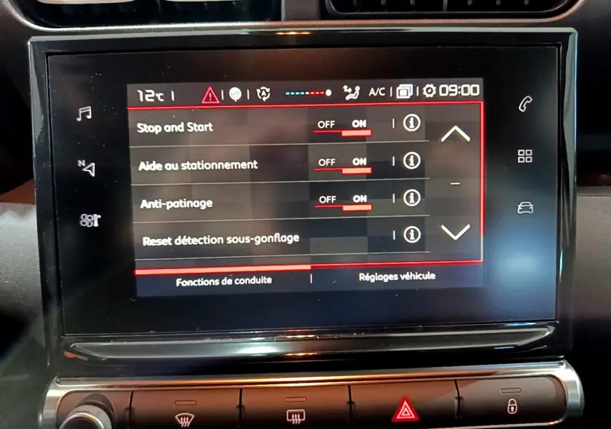 Écran tactile central affichant les réglages de conduite dans une Citroën C3 Aircross blanche, vue intérieure rapprochée.