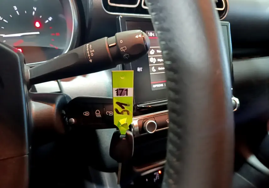 Vue rapprochée de l’intérieur de la Citroën C3 Aircross 2019, volant cuir et écran tactile visible derrière.