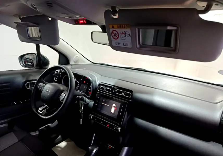Intérieur avant droit du Citroën C3 Aircross blanc, tableau de bord avec écran tactile et volant multifonctions cuir.