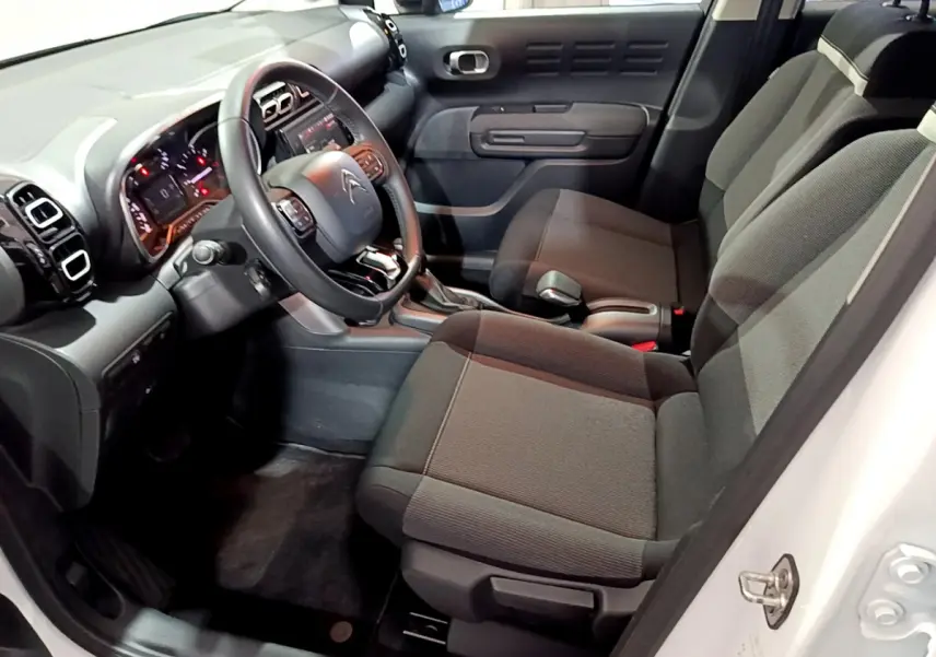 Intérieur avant droit du Citroën C3 Aircross blanc 2019, volant cuir et tableau de bord avec écran tactile.