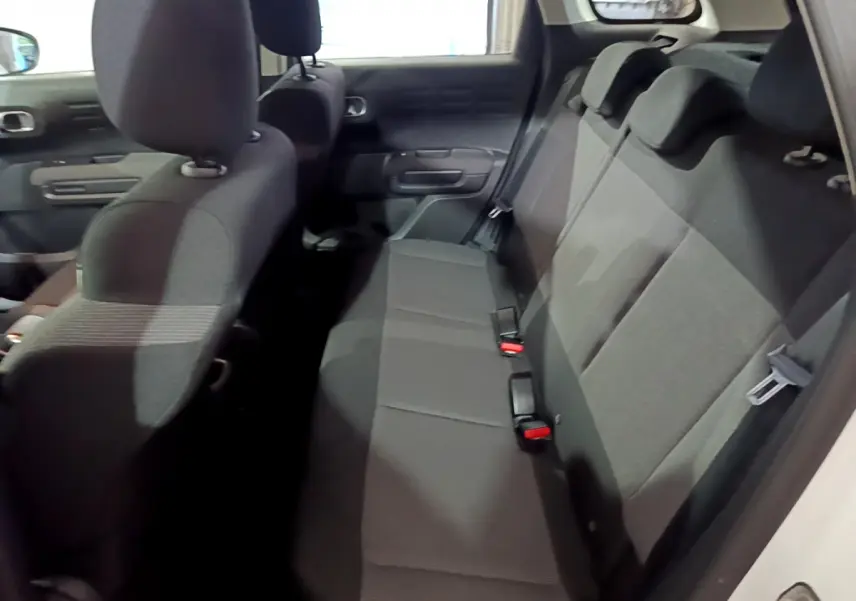Vue intérieure côté droit montrant la banquette arrière noire du Citroën C3 Aircross blanc 2019.