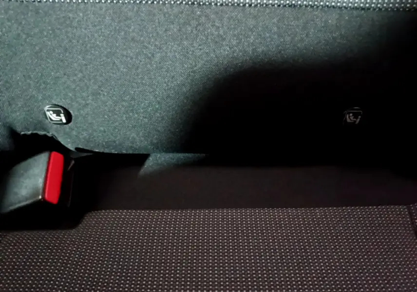 Gros plan sur la banquette arrière noire du Citroën C3 Aircross avec fixation Isofix et boucle de ceinture rouge.